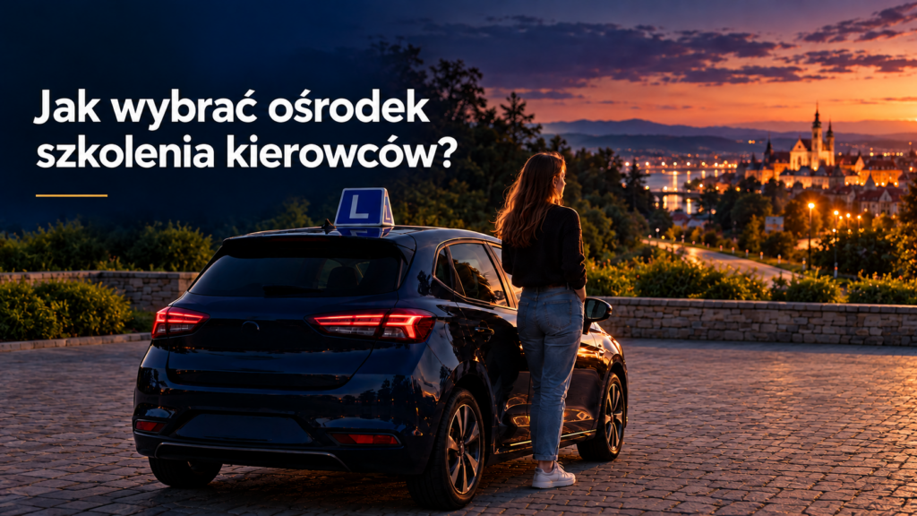 Kobieta stojąca przy samochodzie z tabliczką L o zachodzie słońca, patrząca na panoramę miasta – grafika do artykułu „Jak wybrać ośrodek szkolenia kierowców?”